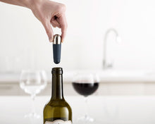 Cargar imagen en el visor de la galería, Set de 2 tapones de vino con cierre giratorio BarWise